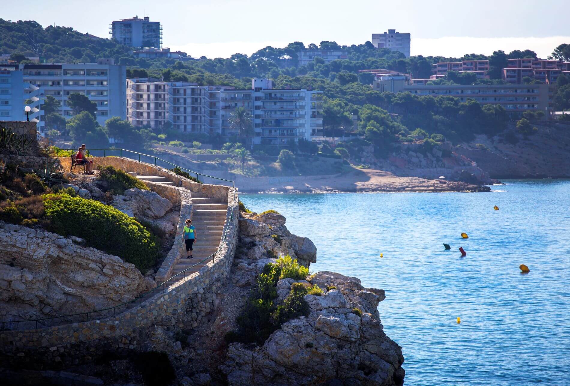 Blick auf die Camí de Ronda in Salou, mit einem malerischen Küstenweg entlang des Meeres und grüner Landschaft