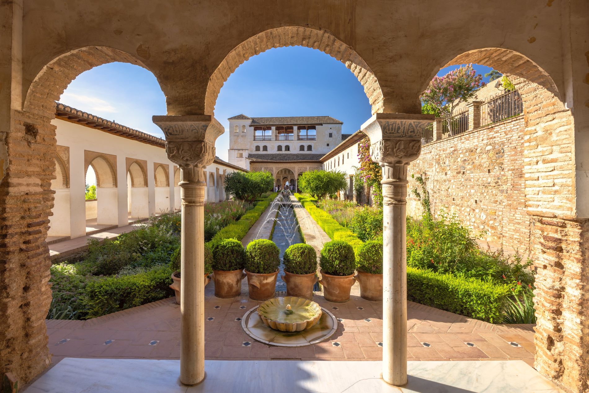 Der Myrtenhof ist der zentrale Teil des Comares-Palastes im Alhambra-Palastkomplex in Granada, Spanien