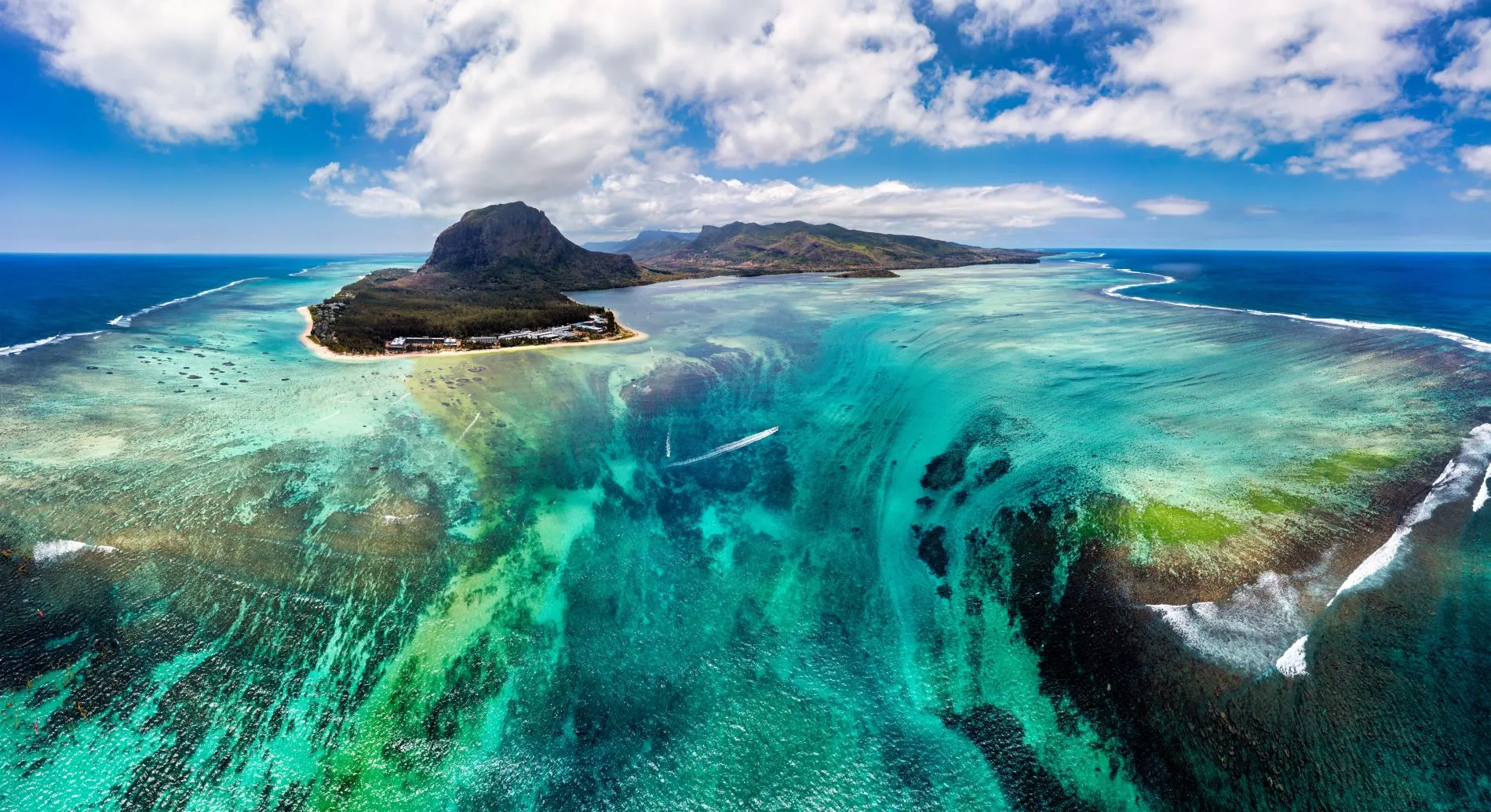 Panoramablick auf die Luftaufnahmen von Mauritius und den berühmten Berg Le Morne Brabant, die wunderschöne blaue Lagune und den Unterwasserfall. Halbinsel Le Morne Brabant und Unterwasserfall, Mauritius.