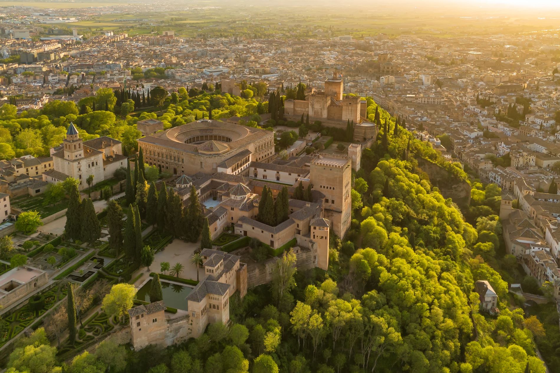 Panoramablick auf die Moschee-Kathedrale über den Calahorra-Turm in Cordoba, Andalusien, Spanien.