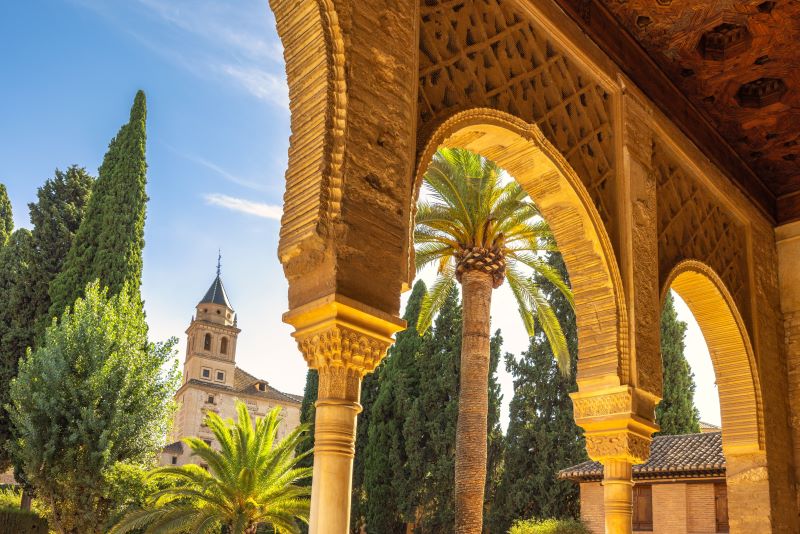 Panoramablick auf die Festung und den Palastkomplex Alhambra in Granada, Spanien.